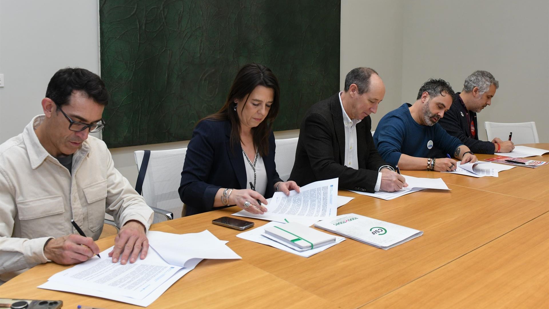 Imaxe da sinatura do acordo da Xunta con CCOO, ANPE, UXT e CSIF para a supresión do deber de interinos e substitutos de presentarse ás oposicións