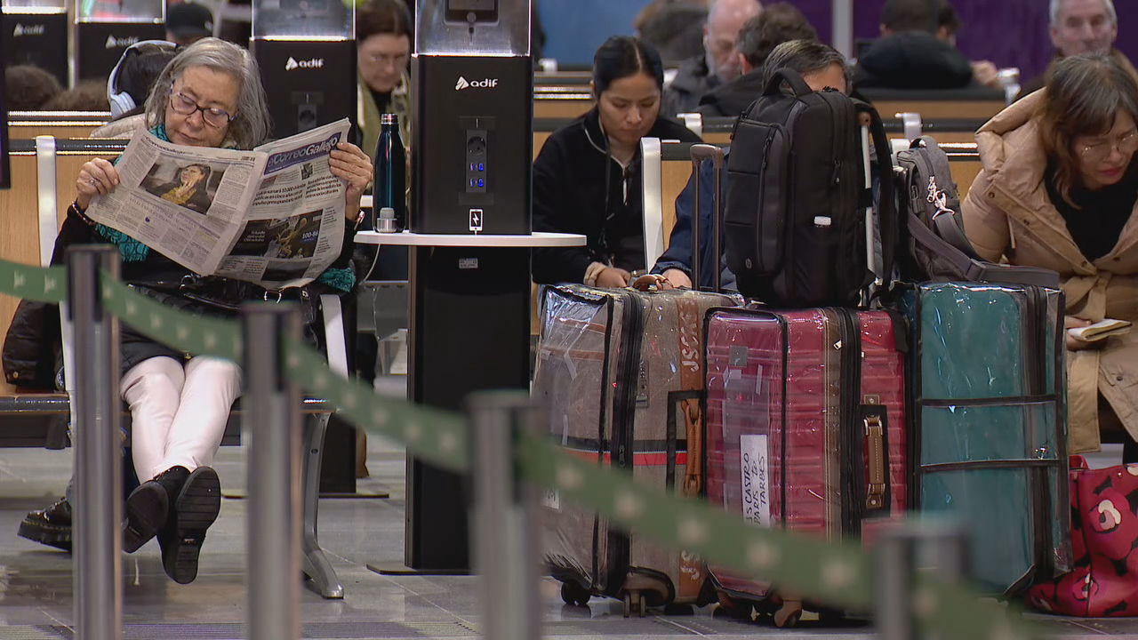 Pasaxeiros agardan na estación de trens de Santiago