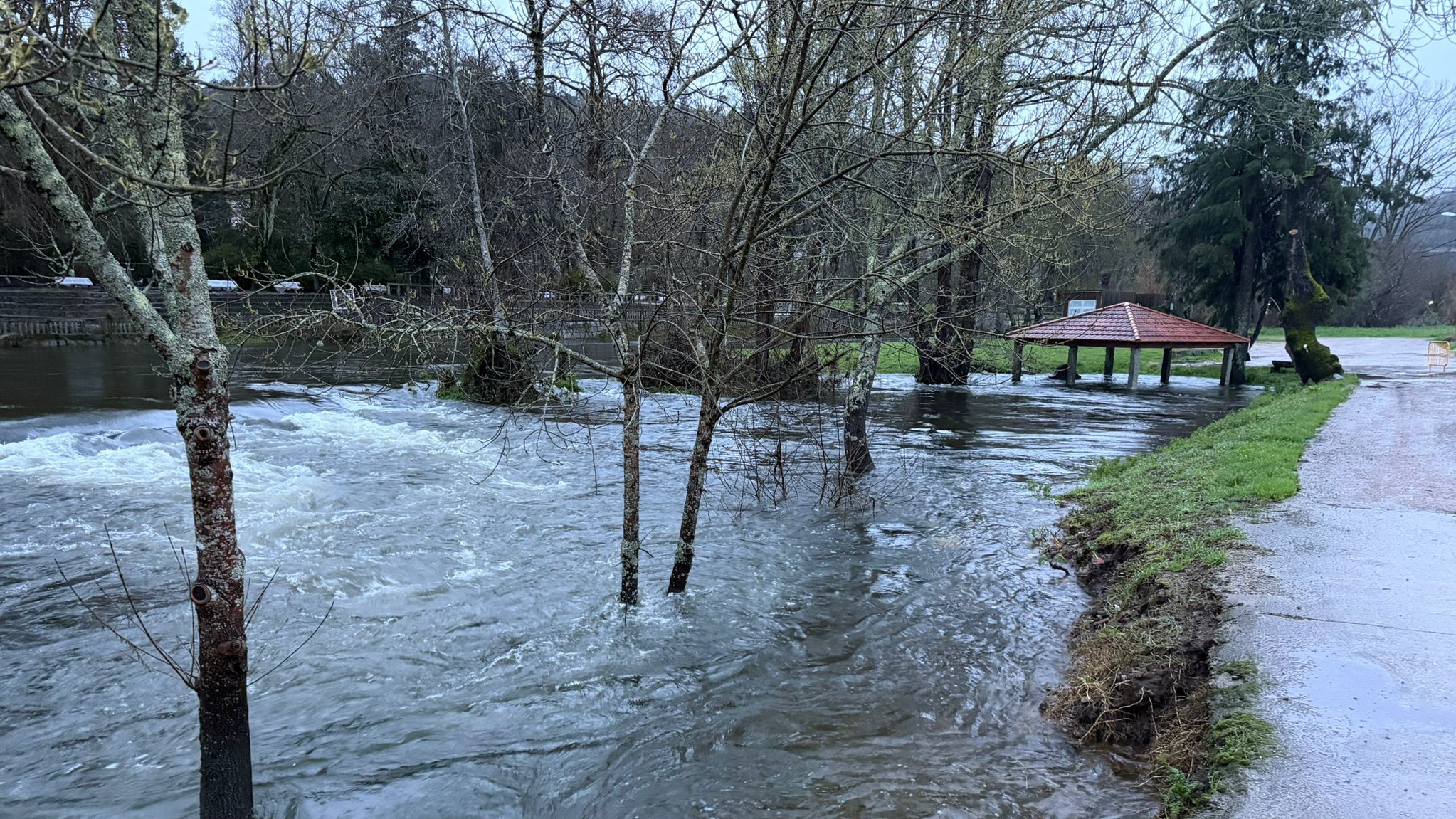 Rebordamentos en Caldas / En directo cámara web da CSAG na Gurda