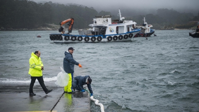 Gardacostas limpan os residuos tras o afundimento  (Elena Fernández/Europa Press)