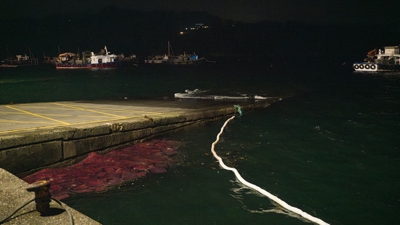 Barreira anticominación no Grove tras o afundumento (Elena Fernández / Europa Press)