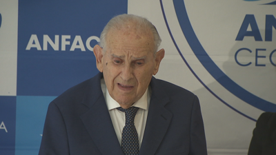 Imaxe de maio de 2025 cando recibiu a Medalla de Anfaco á traxectoria empresarial