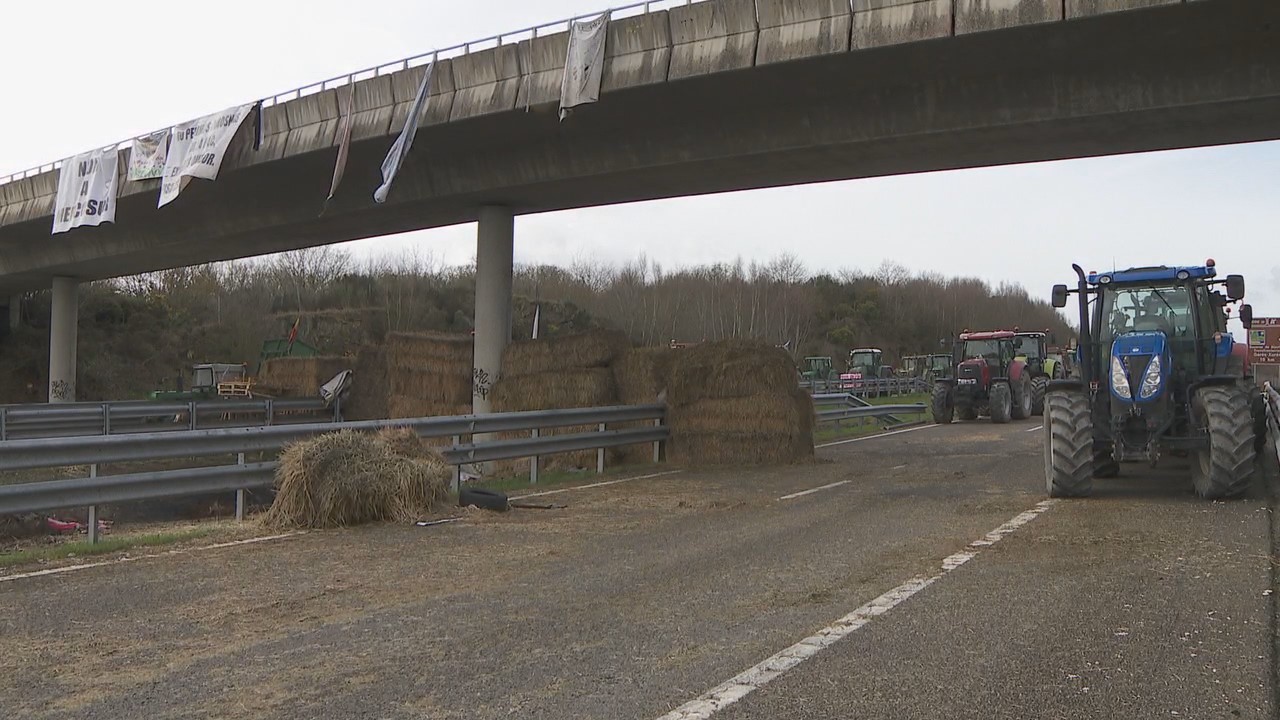 Tractores cortando a A-52, este xoves, preto de Xinzo de Limia