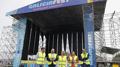 Na Imaxe, Xosé Merelles,Ana Ortiz e Luisa Sánchez na montaxe do Galicia Fest, no peirao de Transatlánticos da cidade. ( Xunta de Galicia /EUROPAPRESS)