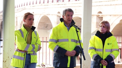 O presidente do PP, Alberto Núñez Feijóo, atende os medios de comunicación tras unha visita realizada a zonas afectadas polas inundacións en Xerez da Fronteira (Rocío Ruz/Europa Press)