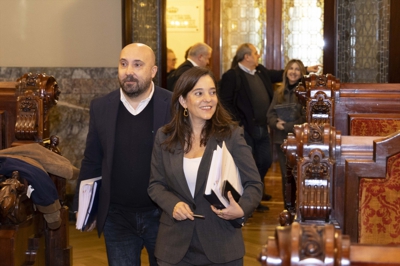 Chegada de Inés Rey e José Manuel Lage ao pleno. Europa Press