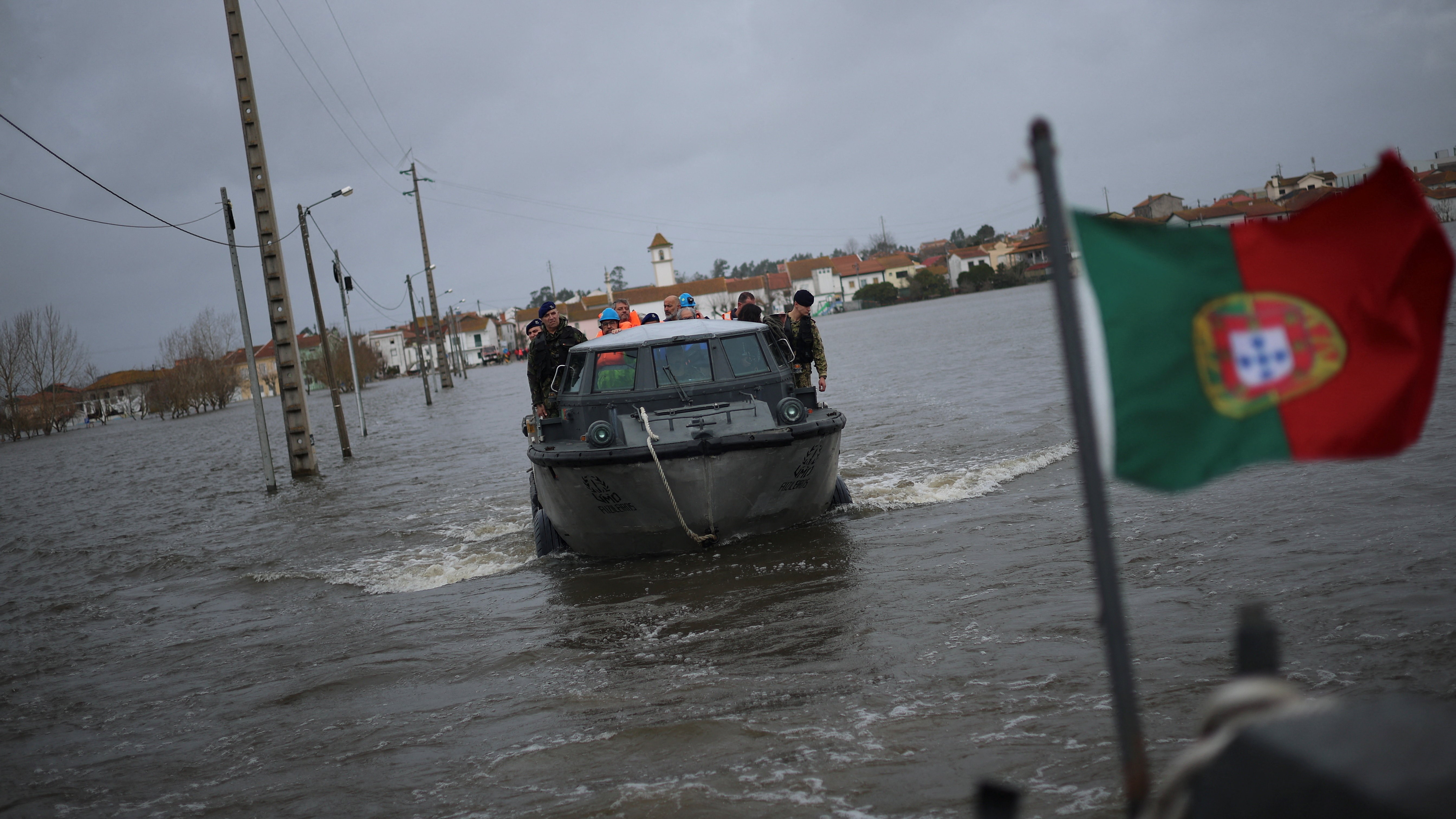 Vehículo anfibio en Montemor-o-Velho (Reuters/Pedro Nunes)