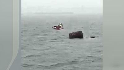 O buque Irmáns García Nodar remolcou esta semana o flotador dunha batea que aboiaba á deriva na ría de Arousa