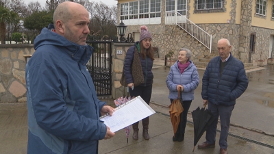 Veciños co escrito que lle van remitir á Administración titular da vía