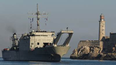 O barco mexicano Papaloapan entra na bahía da Habana cargado de axuda humanitaria. REUTERS/Norlys Perez
