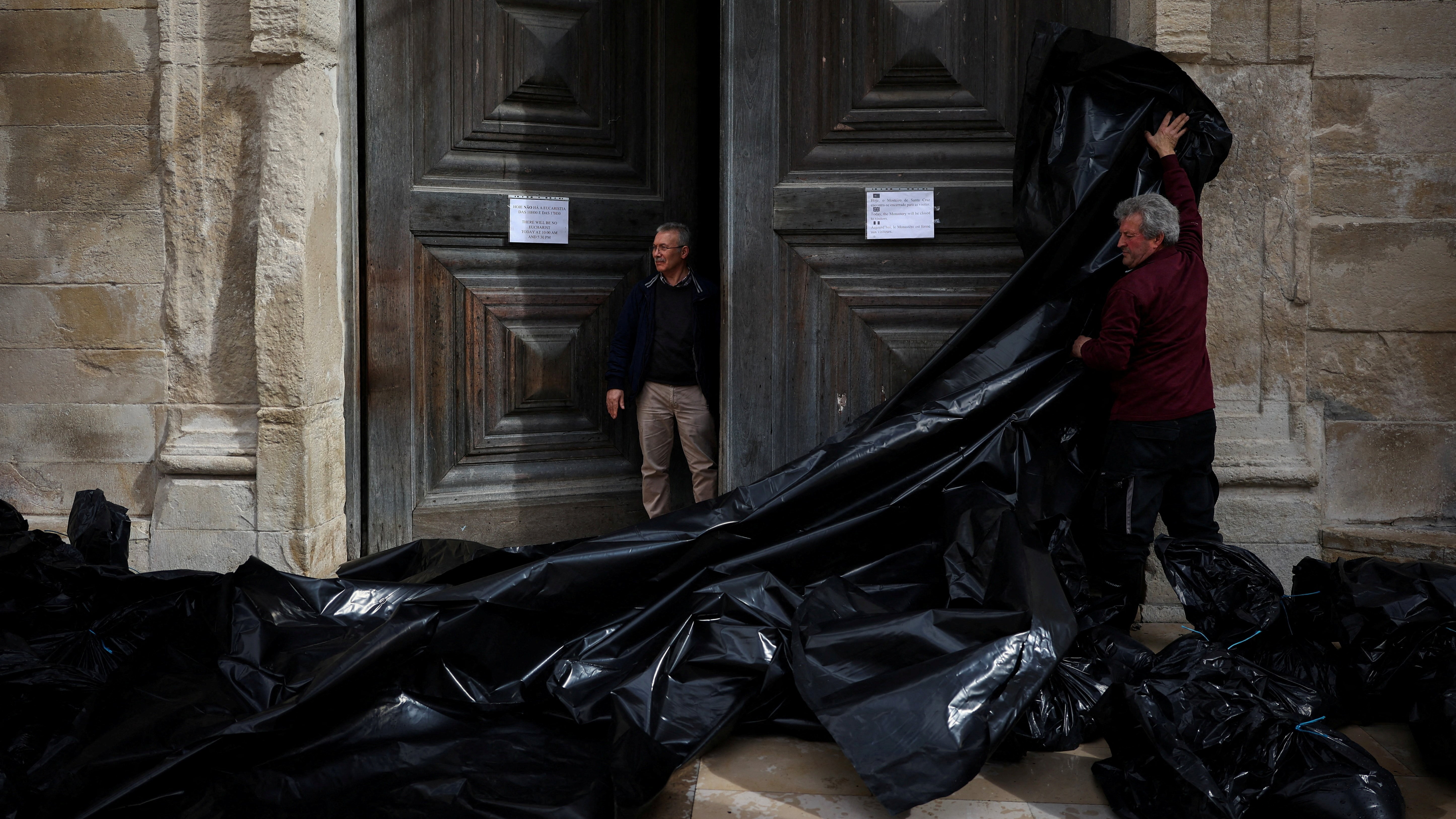 Barricada na igrexa de Santa Cruz, en Coímbra. REUTERS/Pedro Nunes