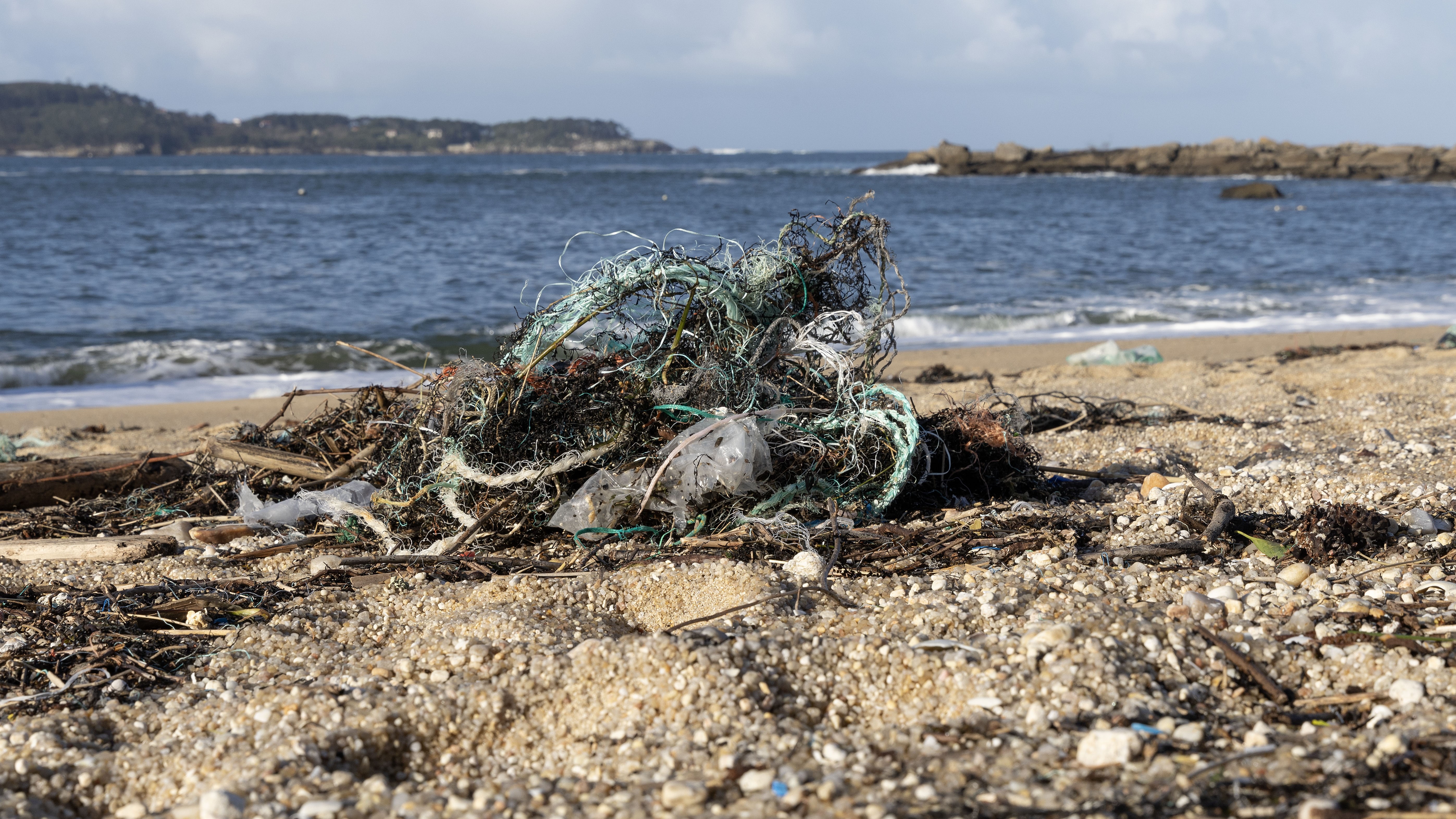 Restos na praia Area de Bon (Bueu). EFE/Salvador Sas