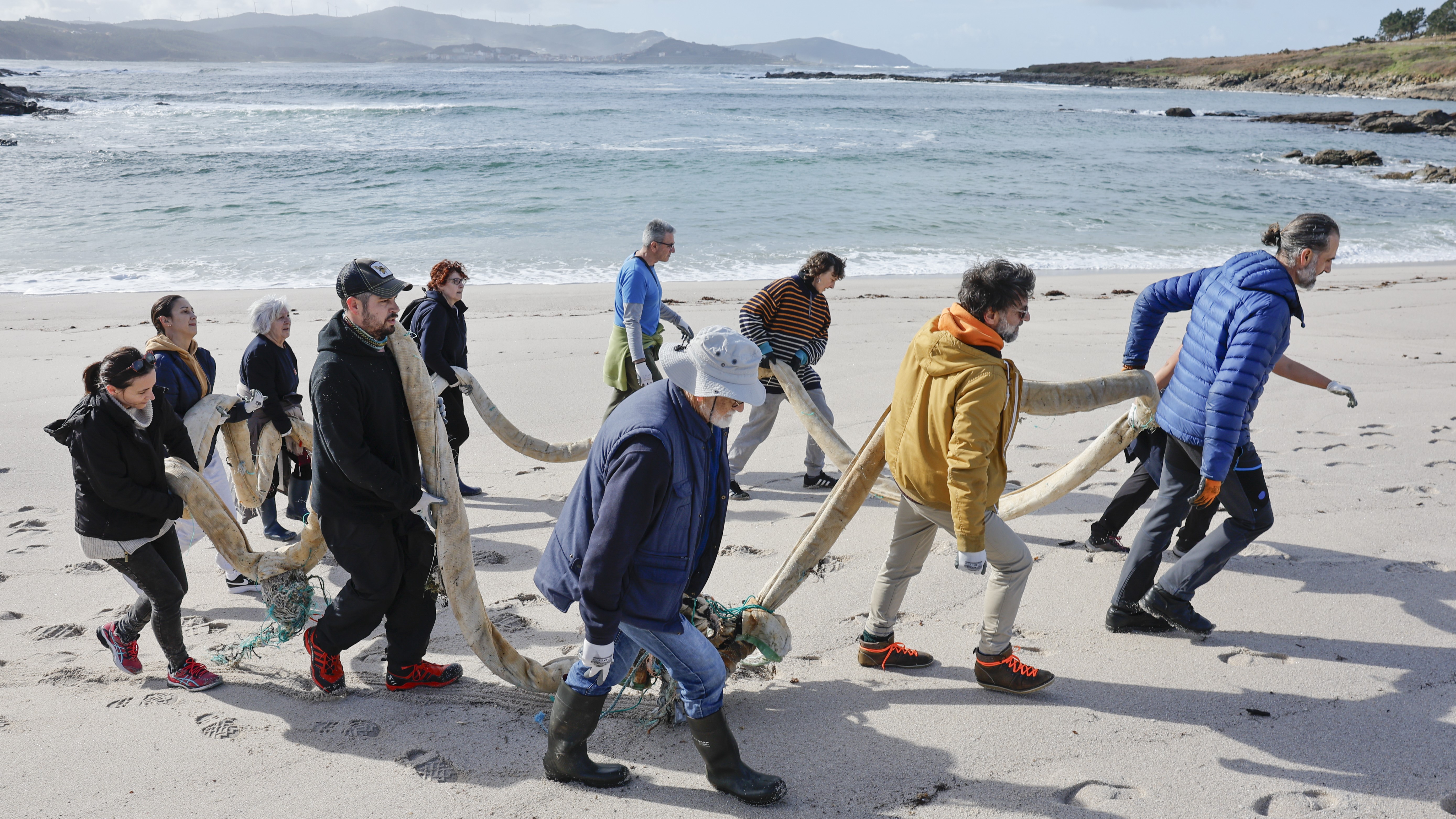 Voluntariado na praia do Lago (Camariñas). EFE/Lavandeira jr.