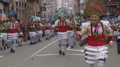 Os cigarróns desfilaron este domingo ao mediodía polas rúas de Verín