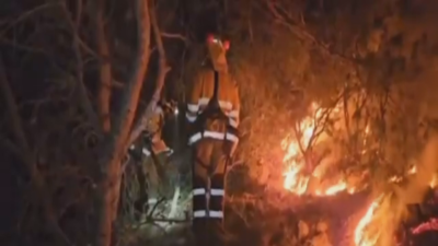 Os bombeiros traballaron toda a noite na extinción do incendio de Cartaxena