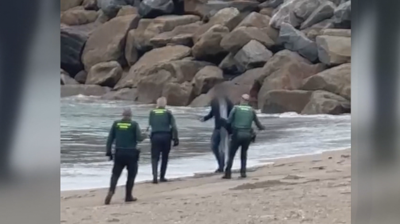 Momento no que a Garda Civil trata de reducir ao home cun coitelo na praia urbana de Burela