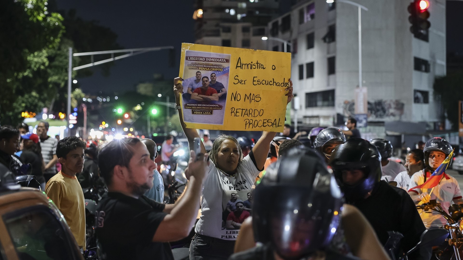 Familiares de presos políticos sosteñen carteis esixindo a liberación dos seus familiares fronte a un centro de detención en Caracas o pasado día 8 ( Jesús Vargas/EuropaPress)