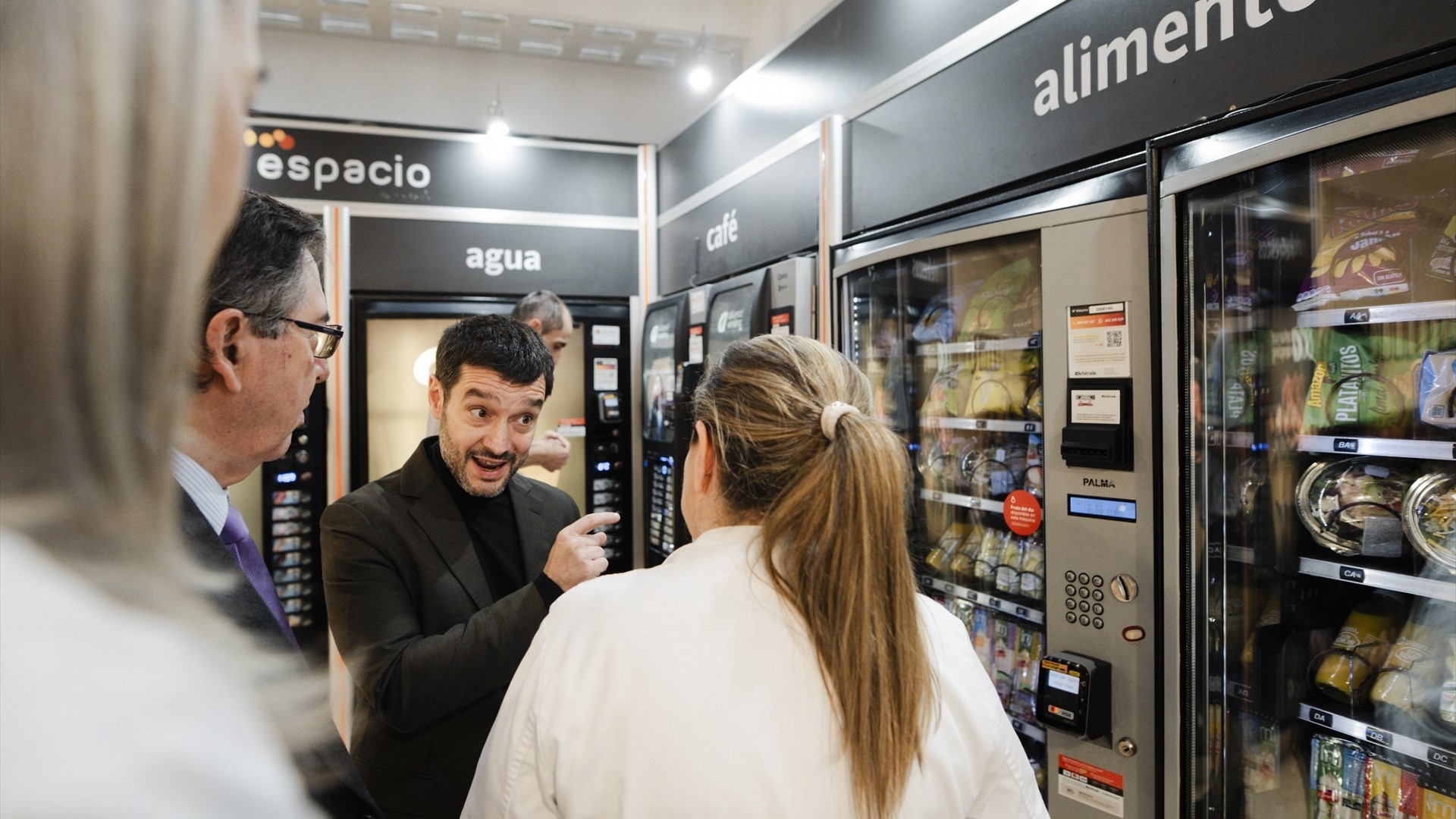 O ministro Pablo Bustinduy xunto a unha máquina expendedora en Toledo (Mateo Lanzuela/EuropaPress)
