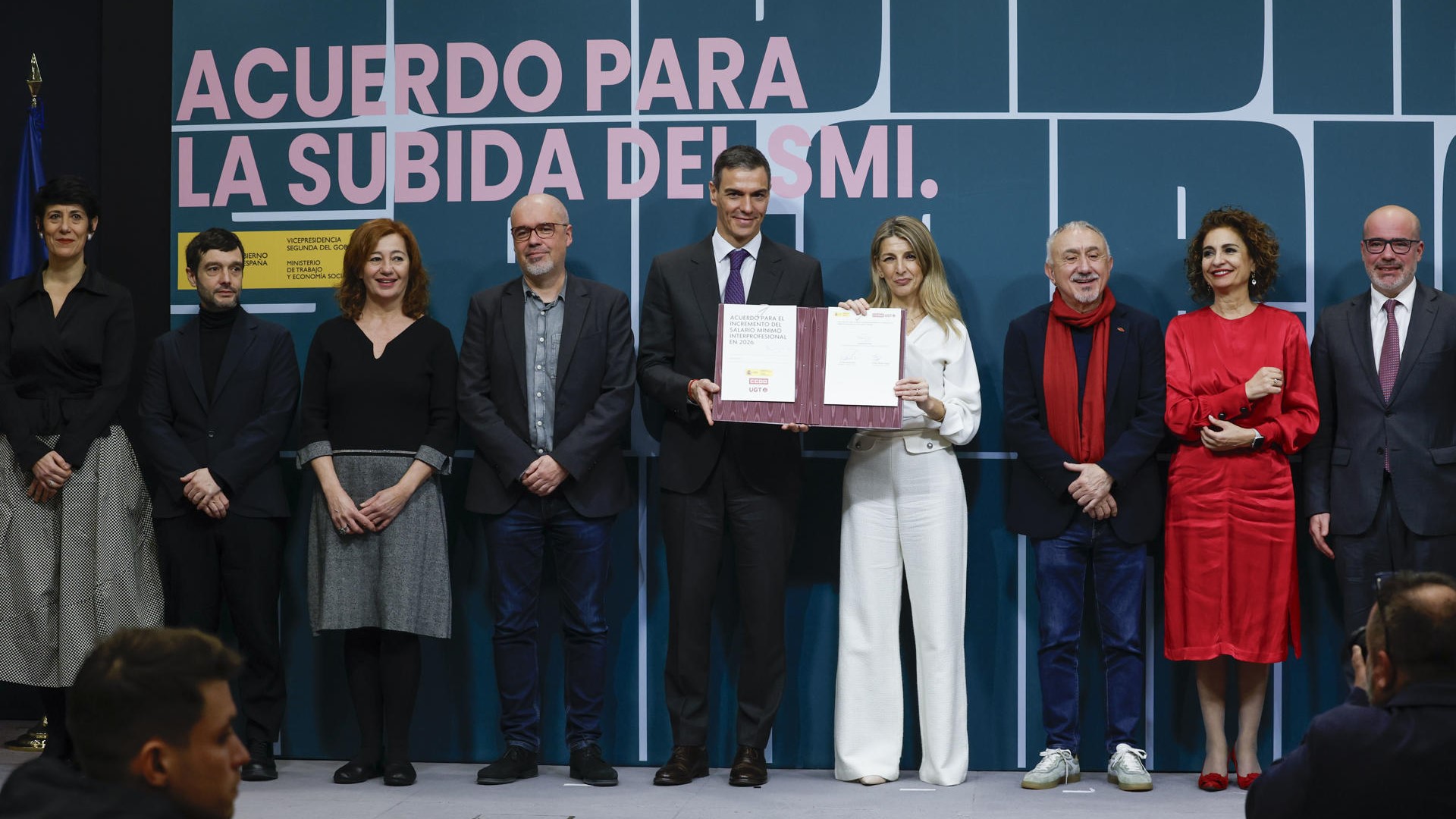 O presidente do Goberno, Pedro Sánchez, e a vicepresidenta segunda e ministra de Traballo e Economía Social, Yolanda Díaz, cos representantes sindicais e outras autoridades (EFE/ J.J. Guillén)