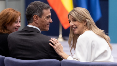 O presidente do Goberno, Pedro Sánchez, e a vicepresidenta segunda e ministra de Traballo e Economía Social, Yolanda Díaz, durante o acto da firma do acordo para a subida do SMI para 2026, na sede do Ministerio de Traballo (Eduardo Parra / Europa Press)