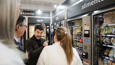 O ministro Pablo Bustinduy xunto unha máquina expendedora en Toledo (Mateo Lanzuela/EuropaPress)