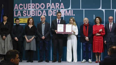 O presidente do Goberno, Pedro Sánchez, e a vicepresidenta segunda e ministra de Traballo e Economía Social, Yolanda Díaz, cos representantes sindicais e outras autoridades (EFE/ J.J. Guillén)