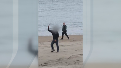 O home armado cun coitelo ameaza os axentes da Garda Civil