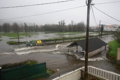 Neda, tras os aumento de nivel dos ríos Belelle e Basteiro. EFE/Kiko Delgado