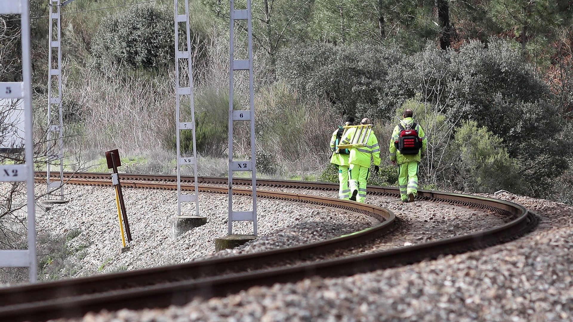Operarios do Adif, nas inmediacións do túnel de Montefurado, en Quiroga (Carlos Castro-Europa Press)