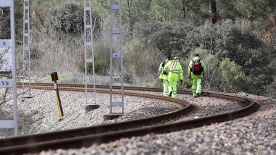 Operarios do Adif, nas inmediacións do túnel de Montefurado, en Quiroga (Carlos Castro-Europa Press)