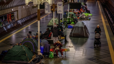 Cidadáns ucraínos refuxiados esta noite nunha estación de metro durante o ataque ruso ( REUTERS/Alina Smutko)