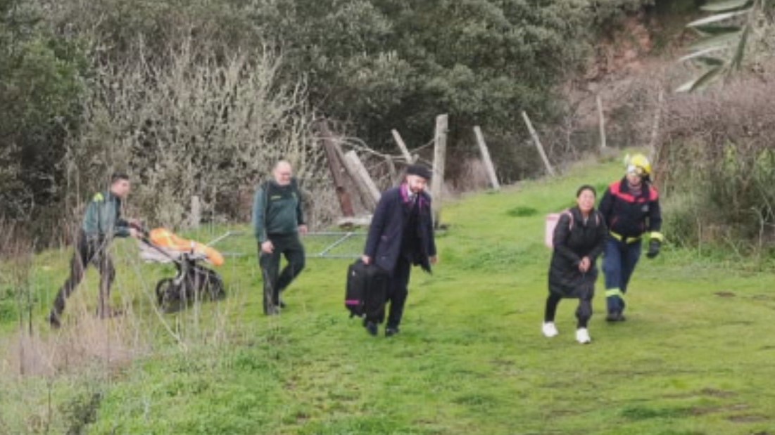 Efectivos do GES de Quiroga, a Garda Civil e o Adif, acompañando os viaxeiros afectados (GES Quiroga)