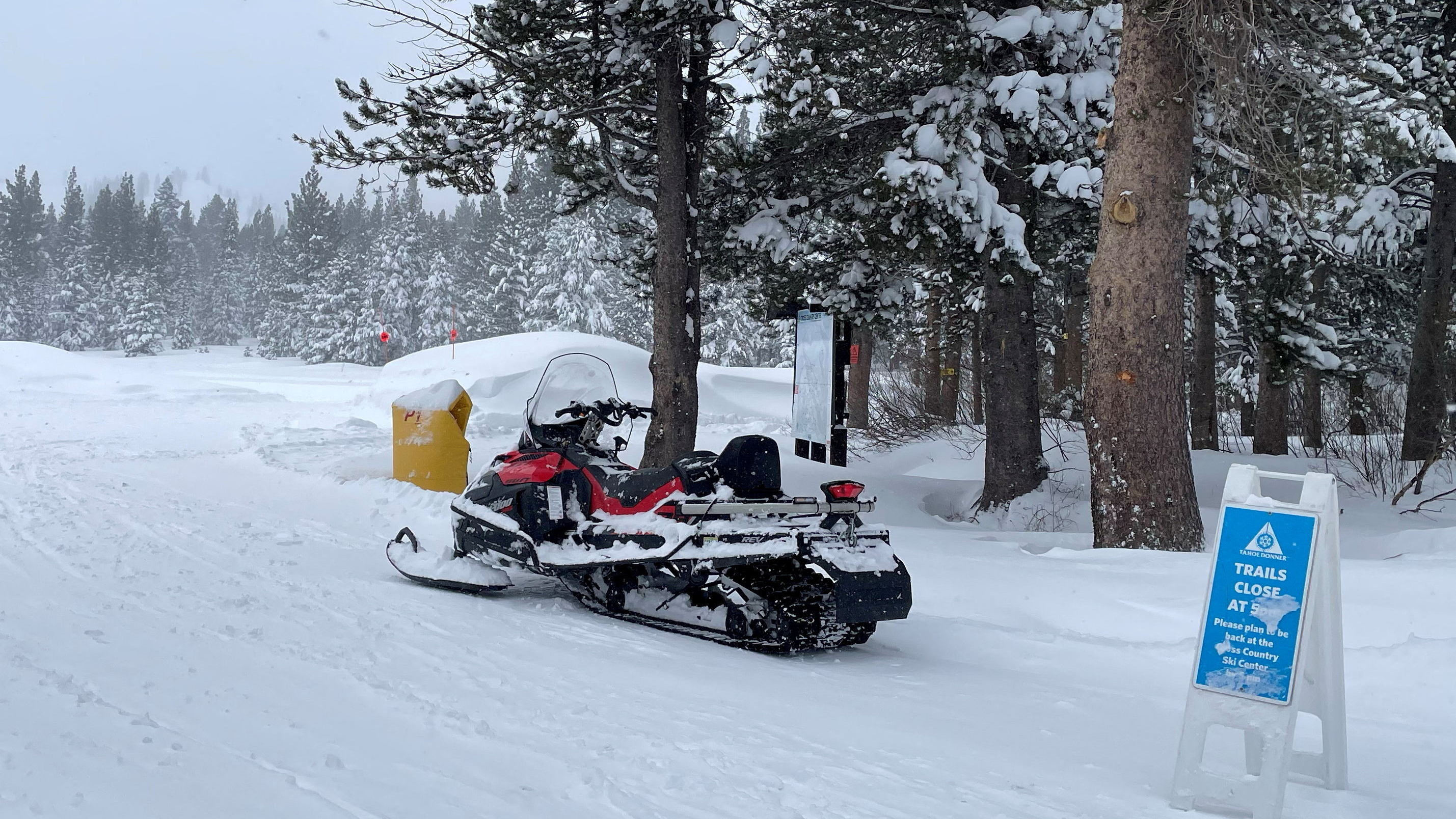Moto de neve nun dos dous  puntos dende os que parten os equipos de rescate que buscan os esquiadores. REUTERS/Jenna Greene
