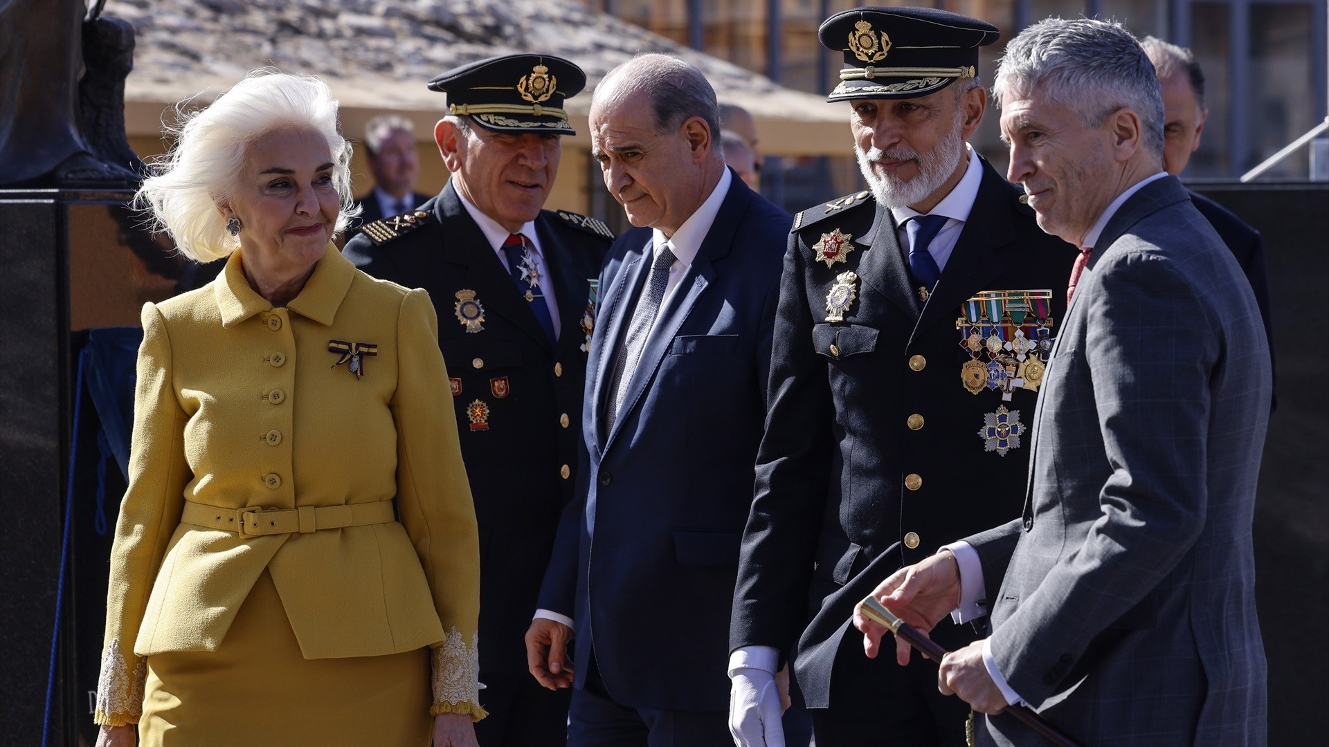 A empresaria Hortensia María Herrero Chacón; o director adxunto operativo da Policía Nacional, José Ángel González; o director xeral da Policía, Francisco Pardo; o xefe superior de Policía da Comunidade Valenciana, Carlos Gajero, e o ministro do Interior, Fernando Grande-Marlaska; durante o acto de entrega da Bandeira de España á Xefatura Superior de Policía da Comunidade Valenciana, o 12 de febreiro de 2026, en Valencia (Europapress)