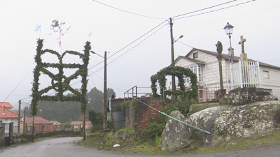 Na aldea de Vilanova ainda quedan os restos da festa do Entroido do Hio que rematou de xeito abrupto