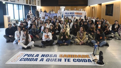 Concentración de protesta de médicos no Hospital Álvaro Cunqueiro de Vigo (EFE/Salvador Sas)