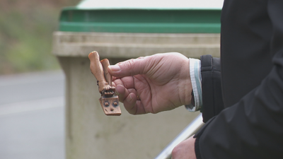 Restos do cadaleito xunto o colector onde apareceu, no Graño