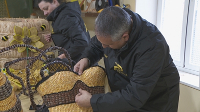 Os traxes están elaborados a man con materiais propios do campo.