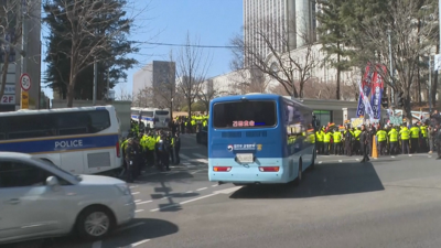 Chegada do expresidente Yoon ao tribunal, este xoves (Reuters)