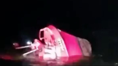 Imaxe do barco afundido en Oia