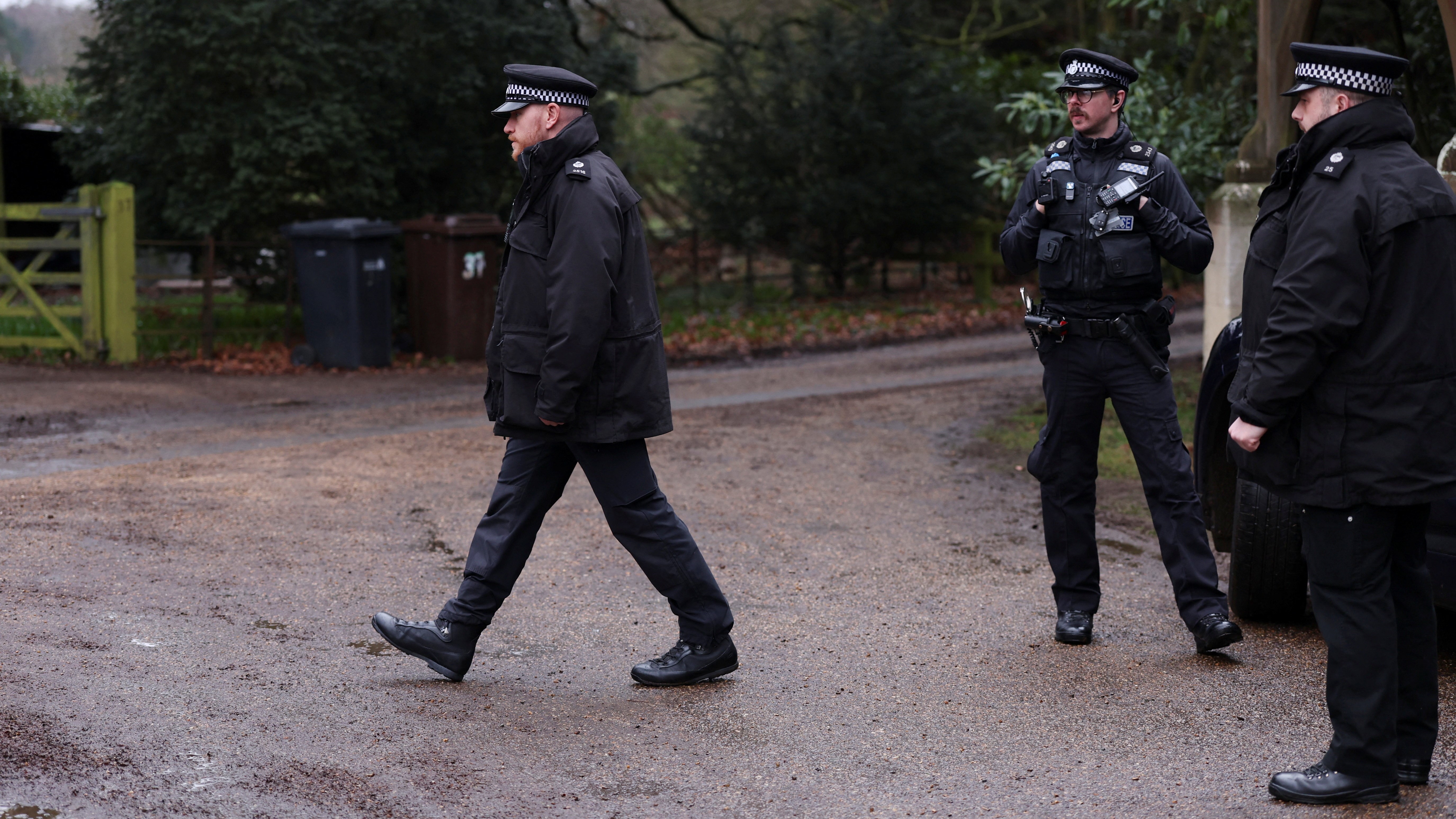 Policía no exterior de Wood Farm onde este xoves se realizaron rexistros (Reuters/Chris Radburn)