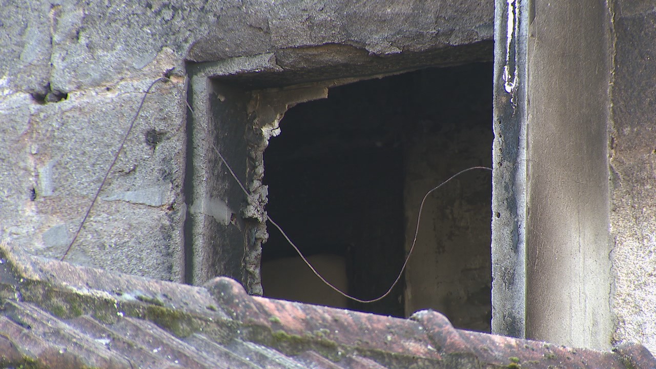 O lume provocou importantes danos no segundo andar da vivenda (TVG)