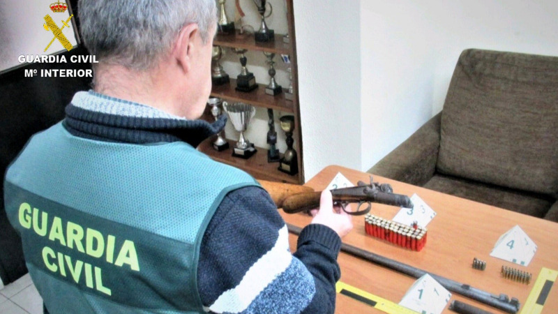 Imaxe da escopeta e os cartuchos intervidos. Garda Civil.