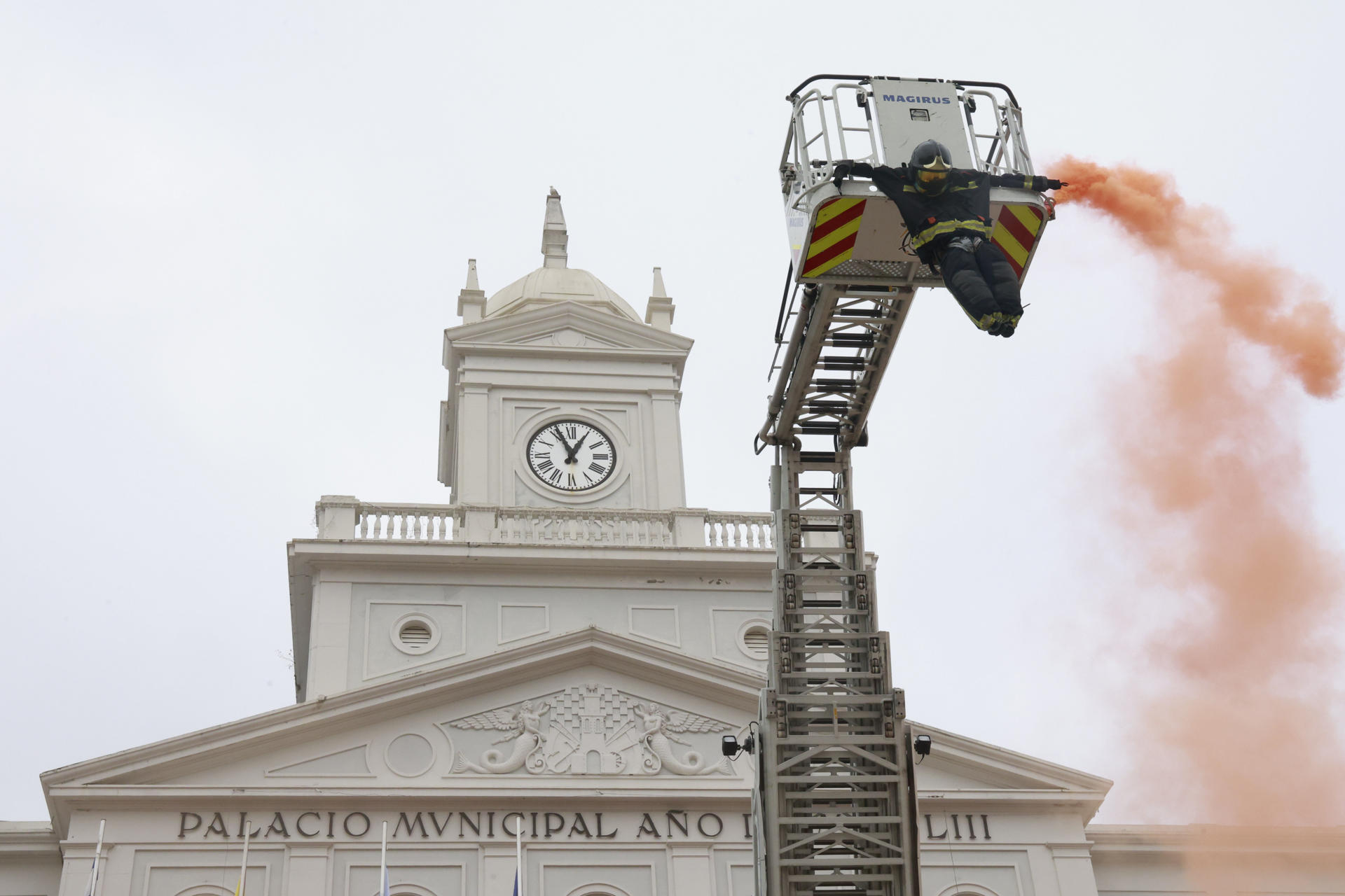 Protesta dos bombeiros de Ferrol para denunciar a precariedade do parque. EFE/ Kiko Delgado.