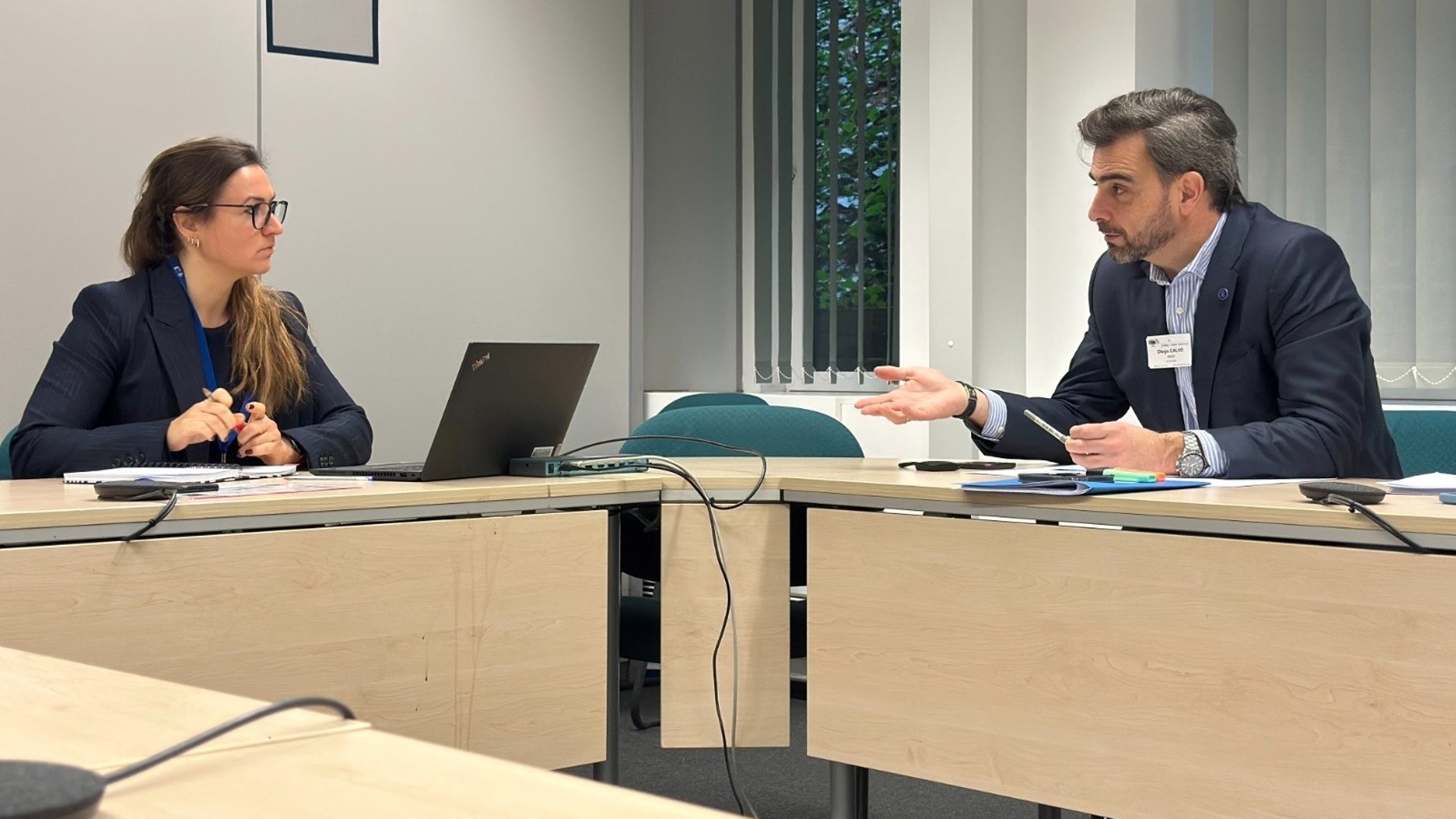 Diego Calvo reunido con Julie Buy, conselleira do coordinador europeo do Corredor Atlántico (Imaxe: Xunta de Galicia)