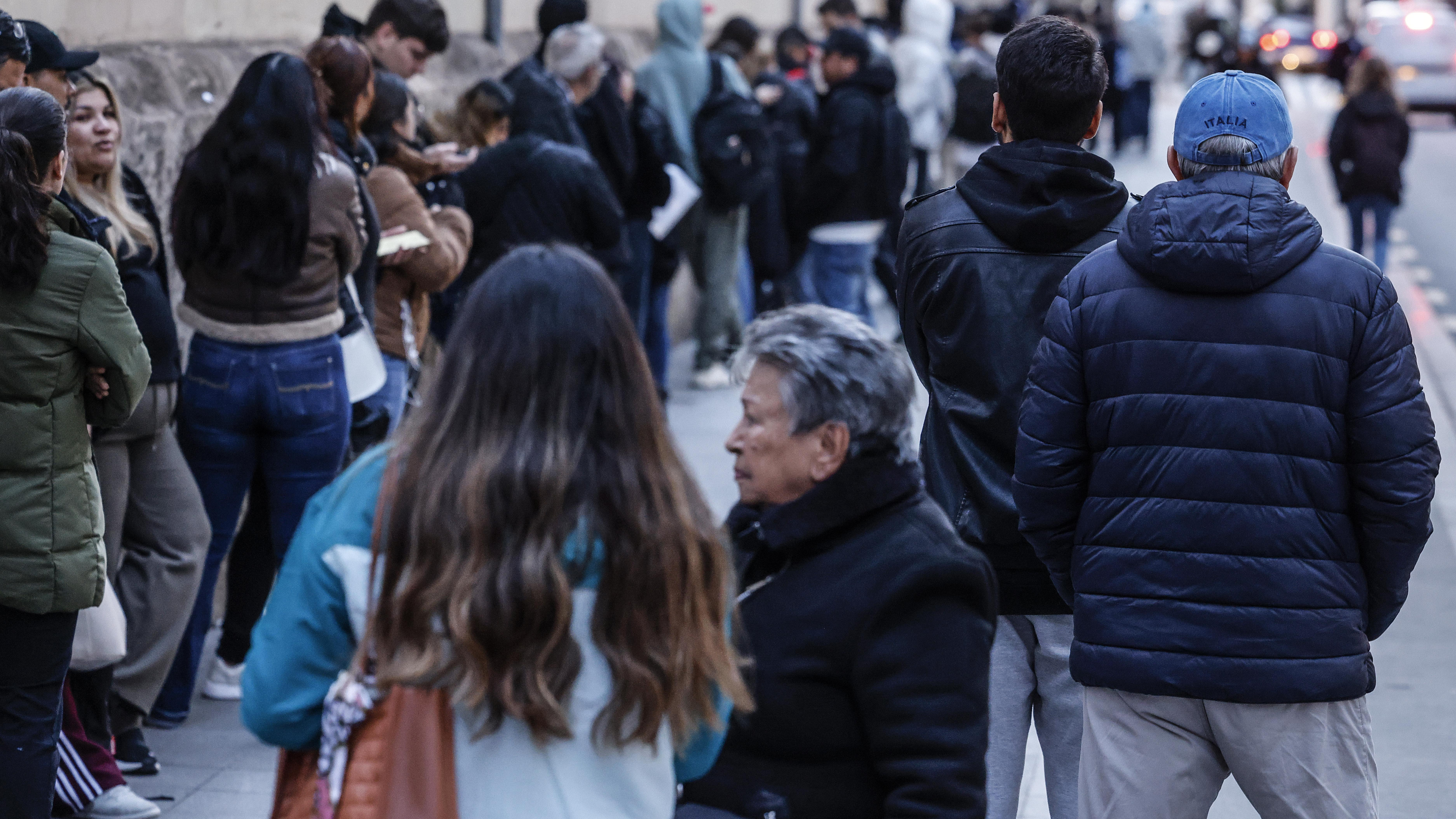 Ringleiras de migrantes realizan os trámites de regularización fronte o concello de Valencia (Arquivo/Rober Solsona/Europa Press)