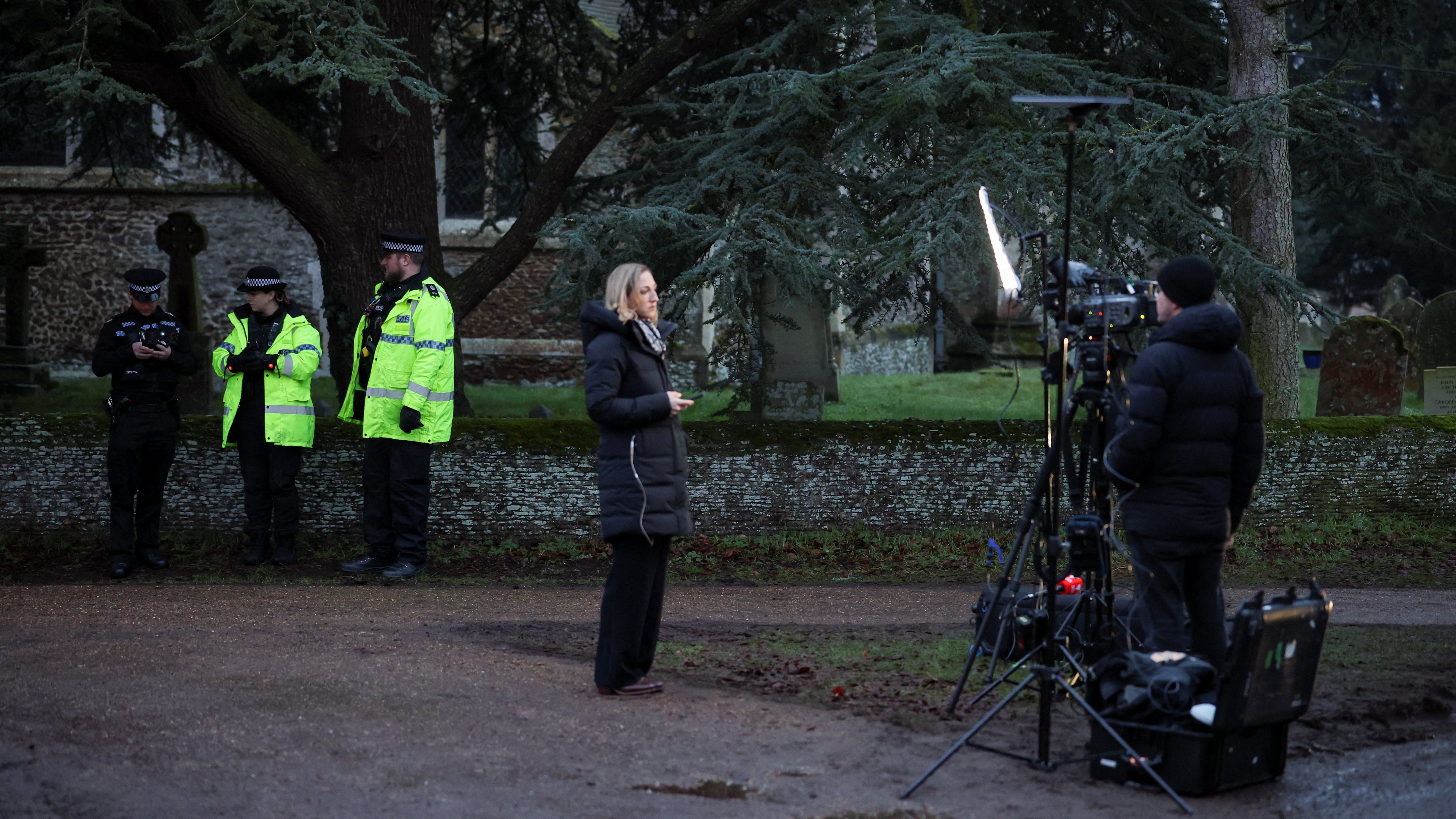 Policías e informadores ás portas da residencia do expríncipe en Sandringham, Norfolk (Reuters/Phil Noble)