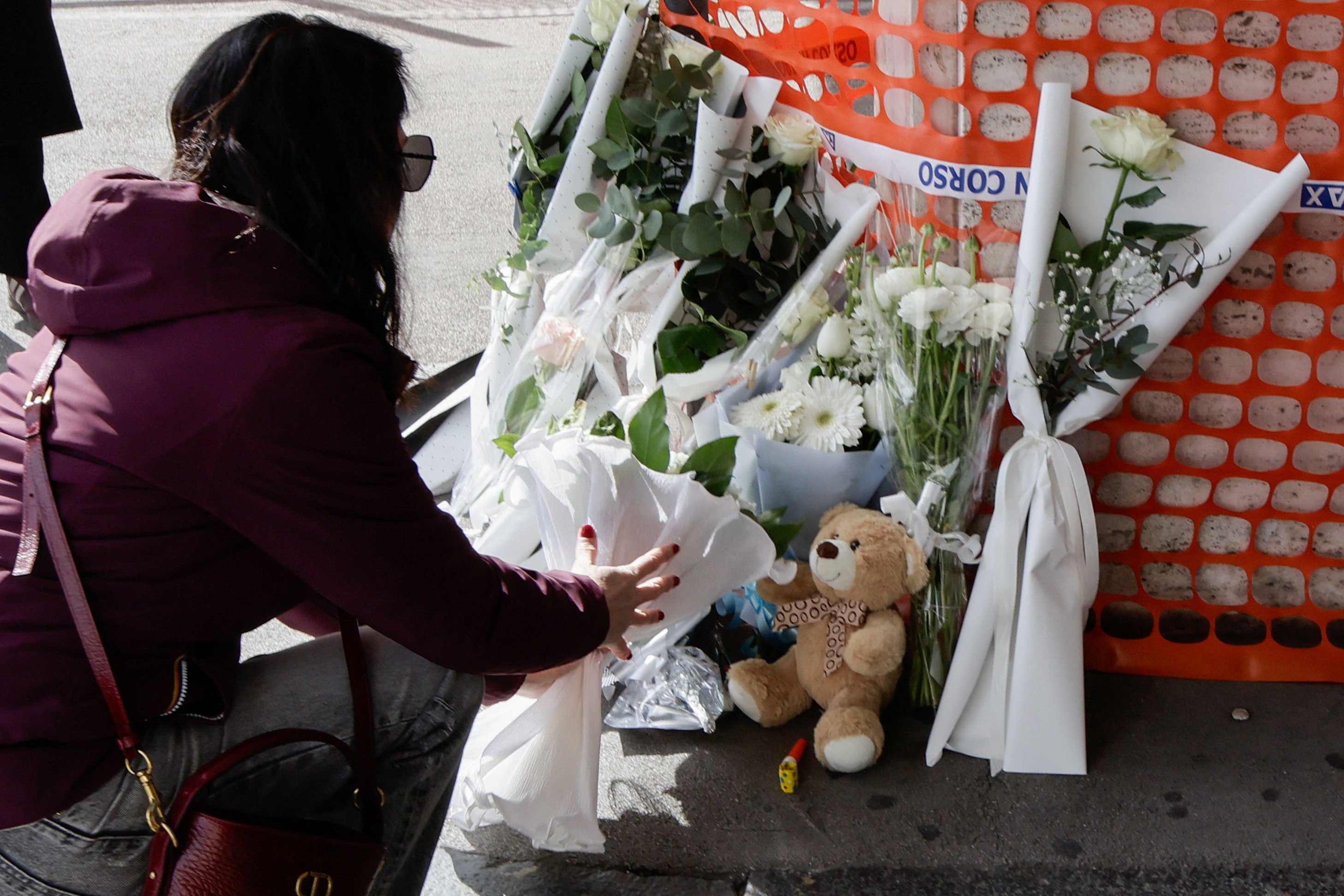 Flores en honra do neno falecido por recibir un corazón en mal estado. REUTERS/Salvatore La Porta