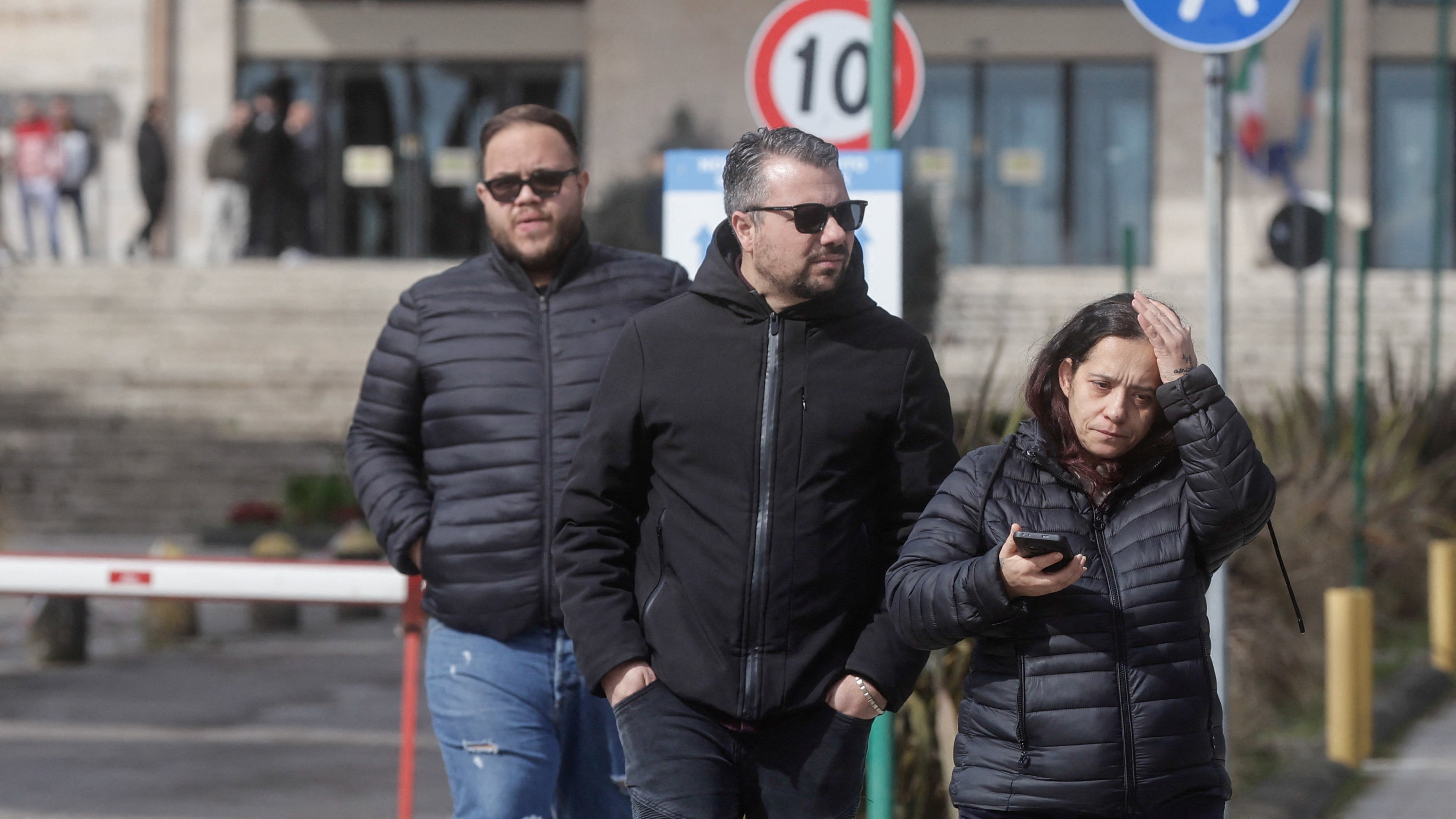 A nai do neno saindo do hospital trasa coñecer a morte de Domenico. FOTO: Reuters/Salvatore La Porta