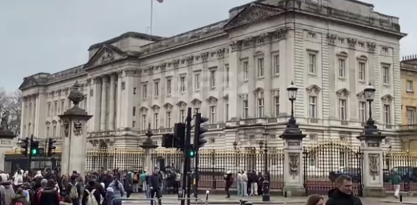 Exterioes do Pazo de Buckingham o día da detención do expríncipe André. Imaxe: EFE